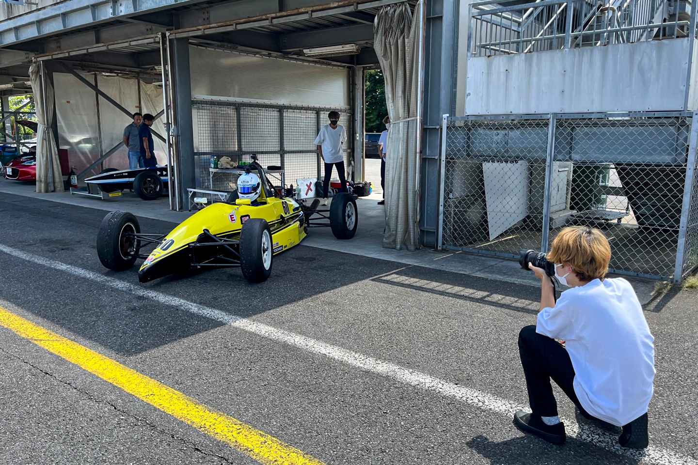 フォーミュラカーに乗る友達を撮影