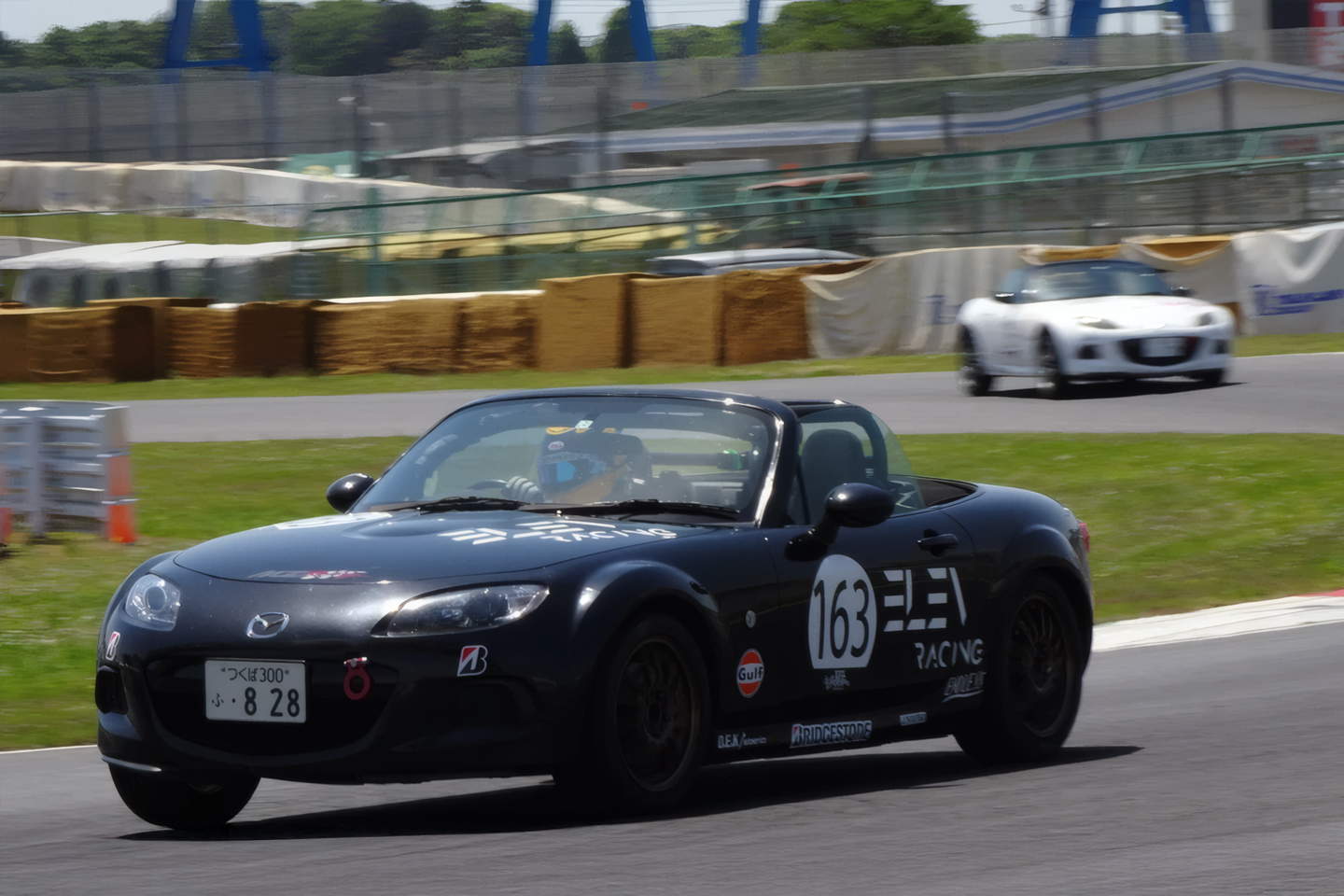 筑波サーキットを走るNCロードスター